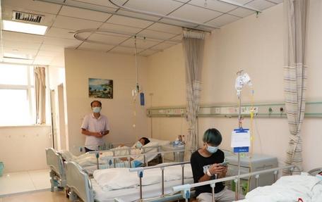 安徽芜湖，70岁癌症患者因为受不了病情的折磨，虽然儿子陪伴左右，还是选择从医院病