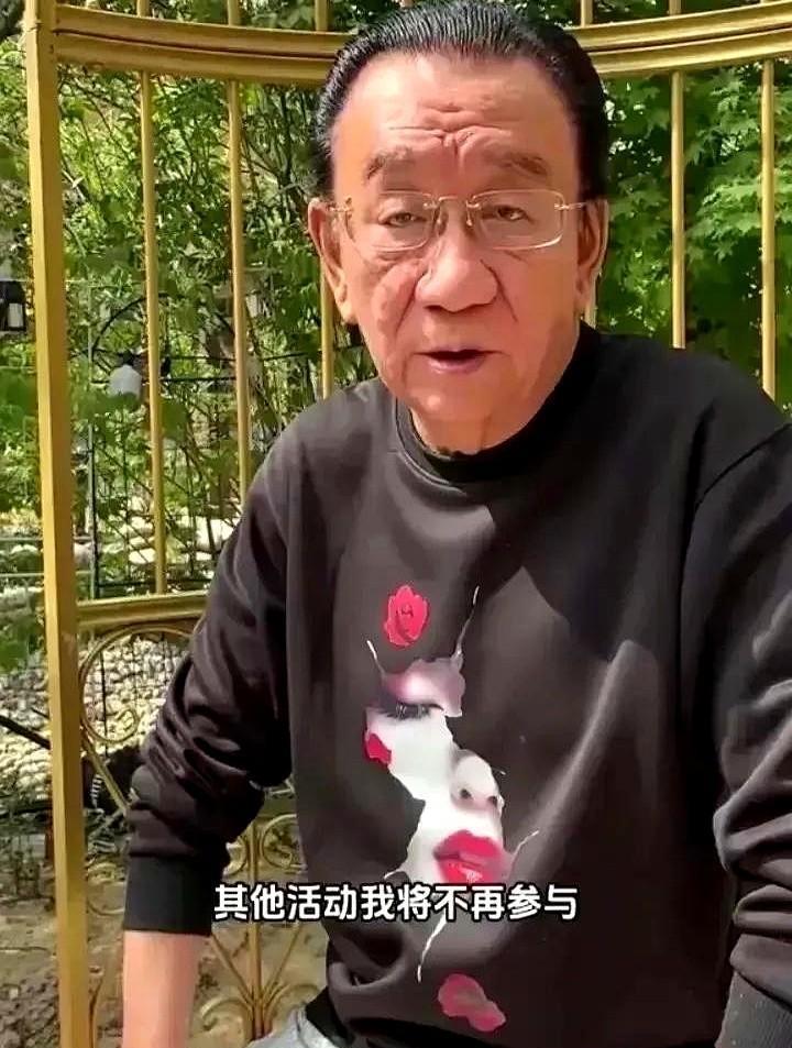 杨议5月18日拜师后，沉寂了两周的侯耀华，终于又出来直播了。这次直播他全程侧着