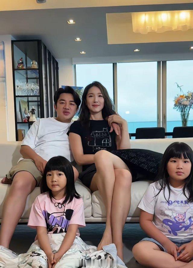 46岁王祖蓝在中秋节晒全家福，两个女儿的身高颜值吸引了大家的注意，虽然长得像爸爸，好在又不完全像爸爸
