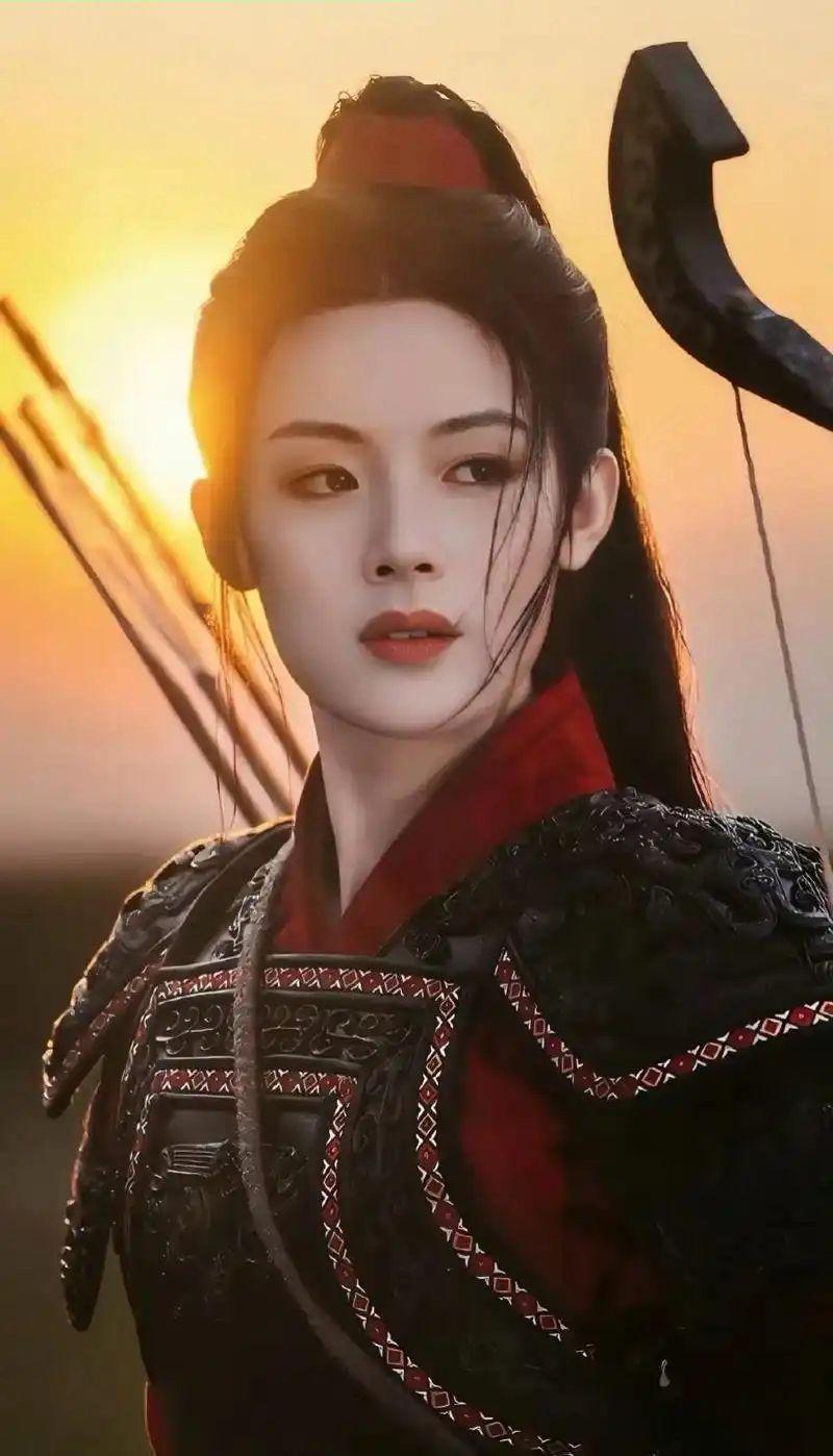 陈丽君写真可盐可甜，长衫青衣英气飒爽，便装娇俏温柔穿着汉服走天下