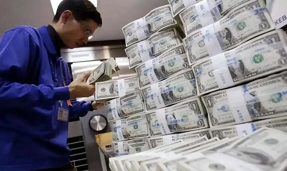 啥是洗钱？假如你买彩票幸运中了800万大奖，缴纳20%个税之后，到手6