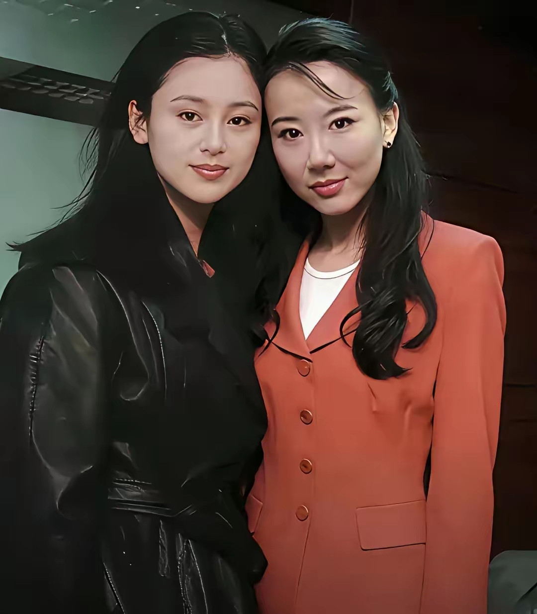 陈红与萧蔷在年轻时的一张合照，那时的陈红无论外貌还是身材气质，都远远胜过湾湾第一