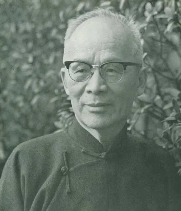 1942年春，青帮头目吴四宝被日本人毒死，他的老婆佘爱珍哭得死去活来，没想到早就