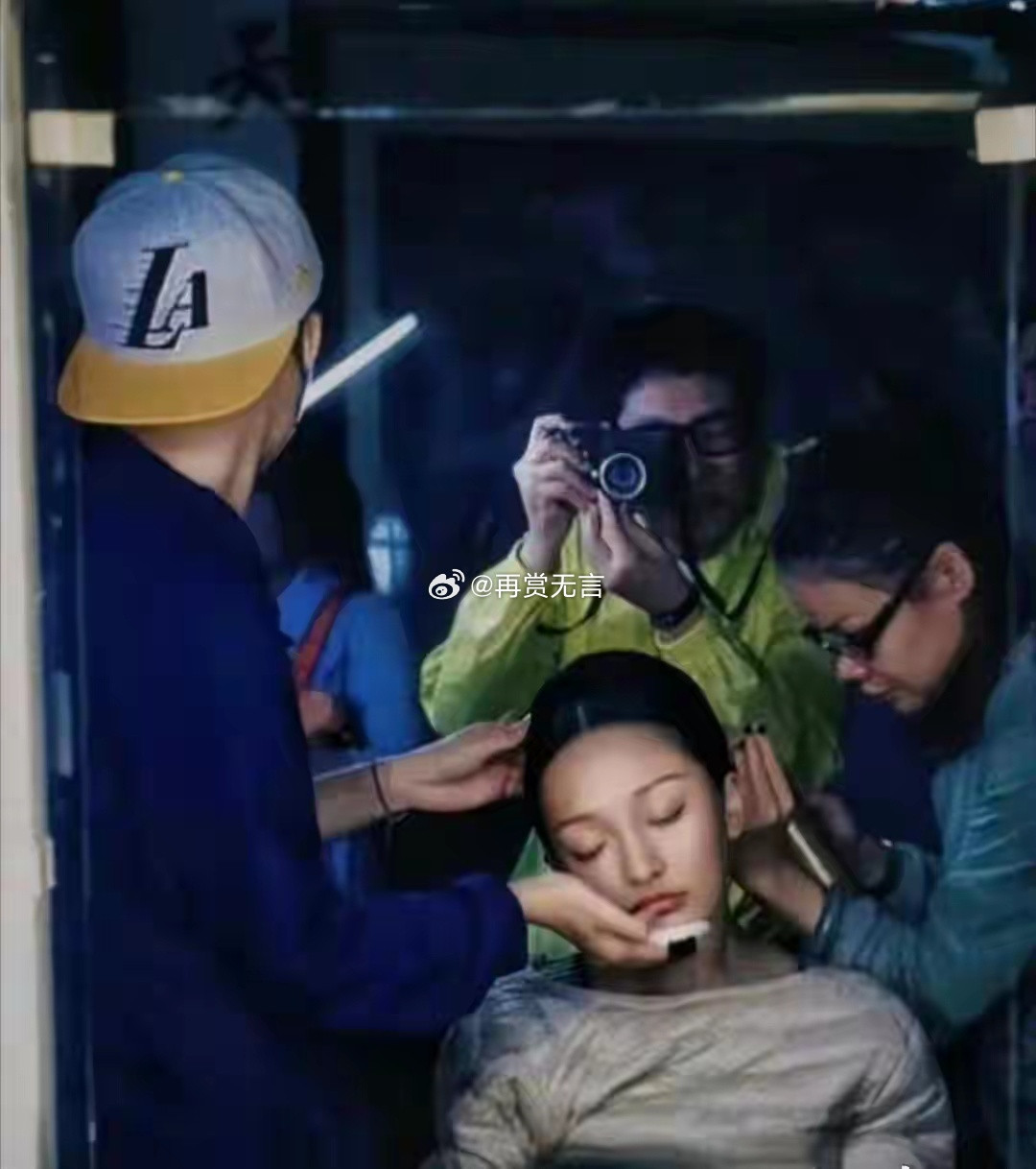 周迅太敬业了，都困成这样了，还坚持上班！