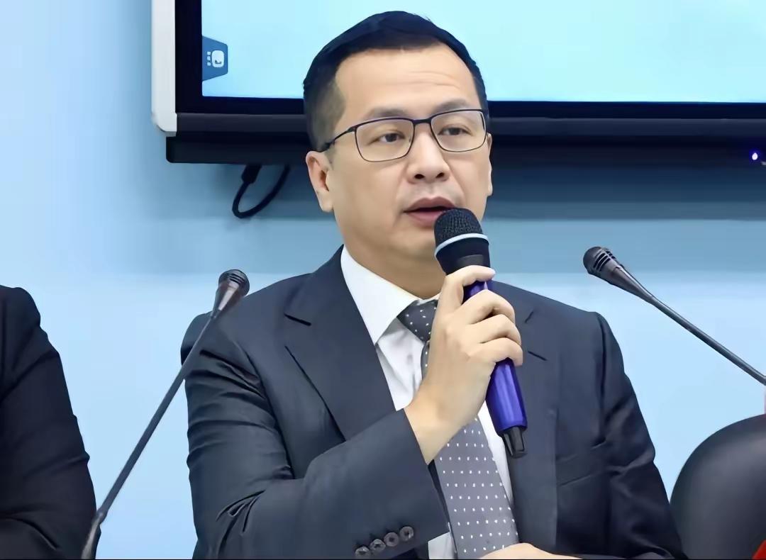 罗智强还是按耐不住，竟然发文用18位立委的联署来压郑丽文，叫郑丽文不要挑战党中央
