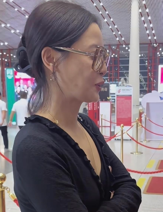 路人镜头下的辛芷蕾长相特别普通，特别是没有化妆的她，看起来就像街上的大妈。脸上的