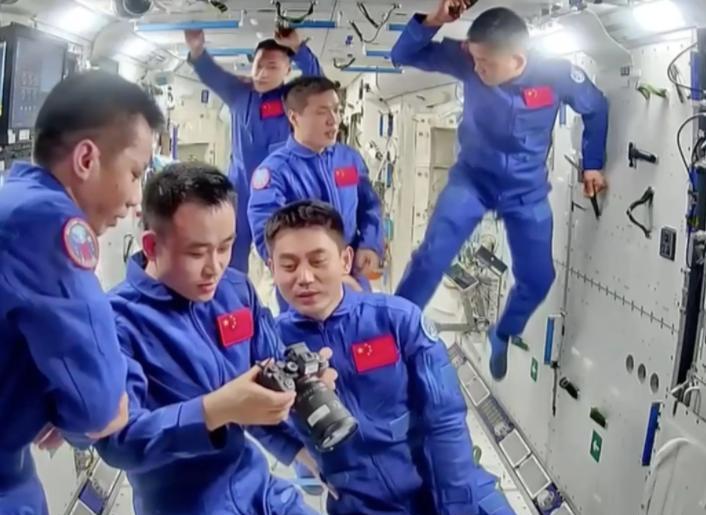 估计现在最让人担心的，就是神舟二十号的航天员，不是因为他们没有成功交接，