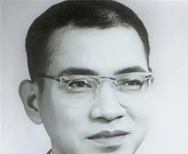 1977年，44岁的陈景润在住院时，喜欢上了27岁的女军医，在向女军医表白时，将