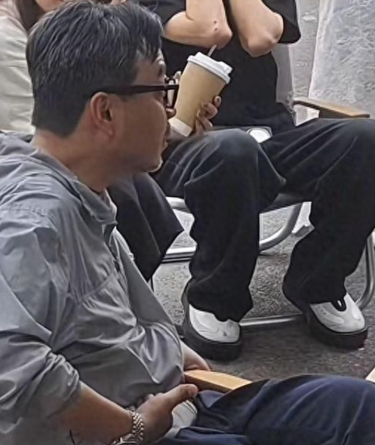 汪涵被拍于自家咖啡店，形象沧桑，早年言行争议下的他现在如何？