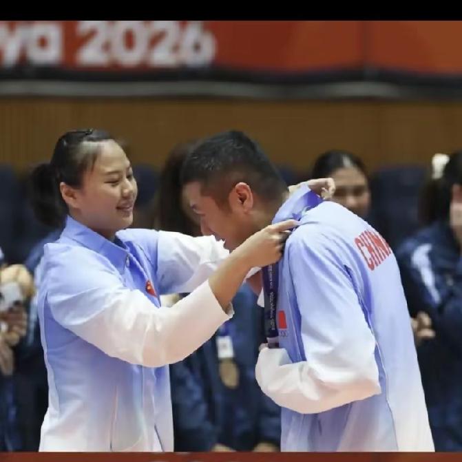 护花使者龚翔宇。昨晚的亚运会女排决赛中国队能在第三局2比10落后日本8分的情况下