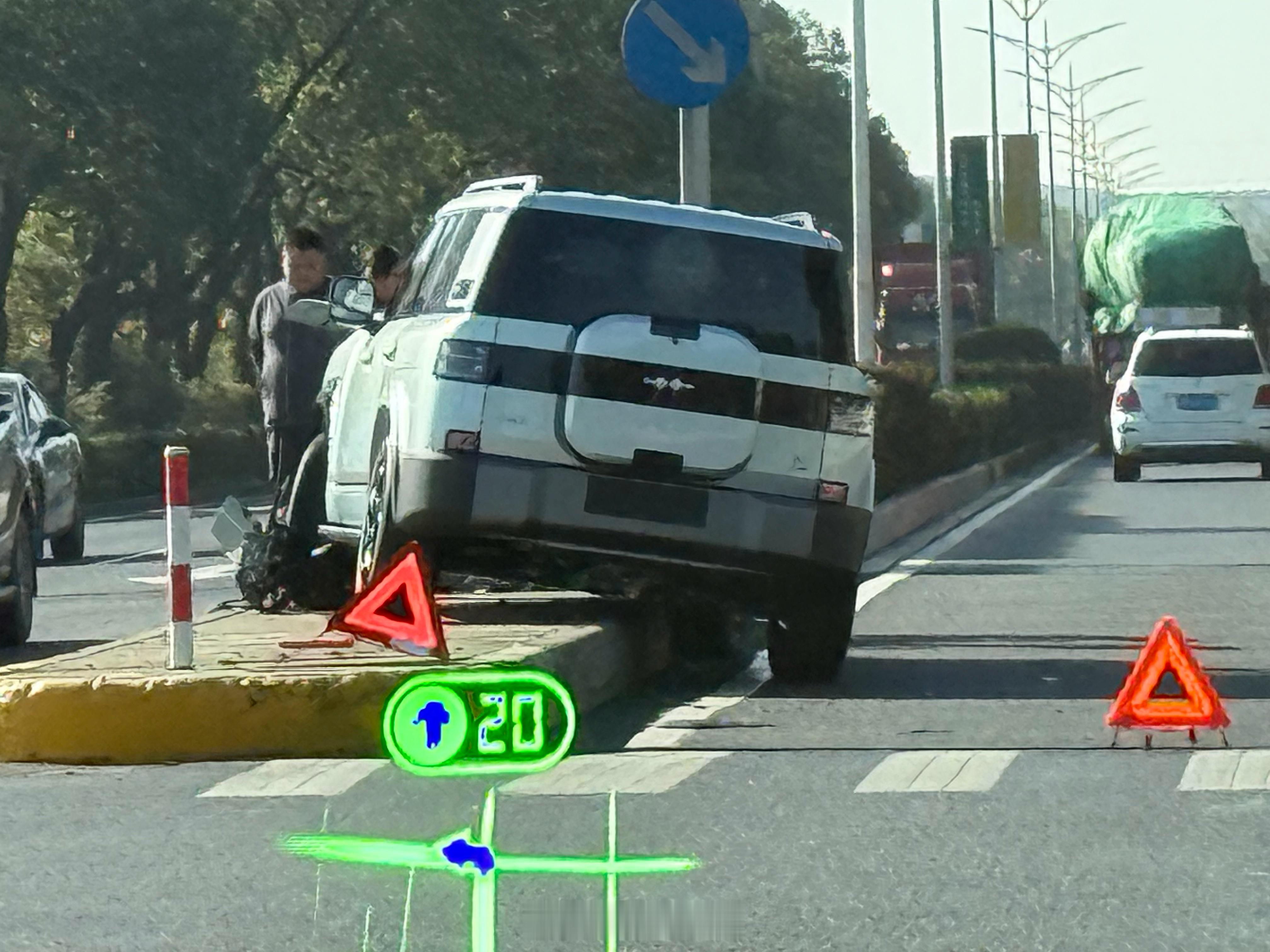 这新提的方程豹钛7还没上牌就撞了，旁边停了大卡车，估计是一个左转一个直行。方