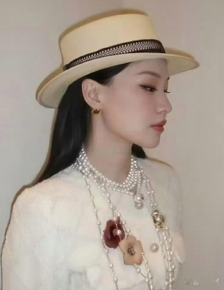 金靖这么有钱为什么不把那颗痣去掉呢​​​