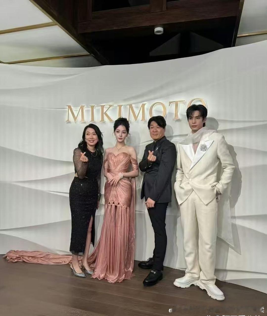 迪丽热巴就好像是另一个图层里的人。