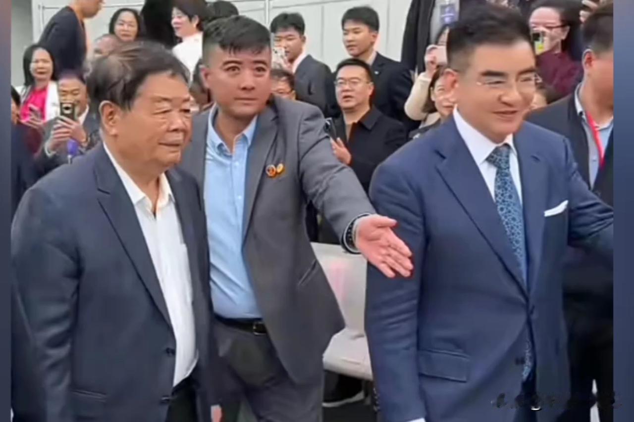 下面照片是2026年2月6日华夏企业家年会暨品牌人物盛典在福耀科技大学举行，慈善