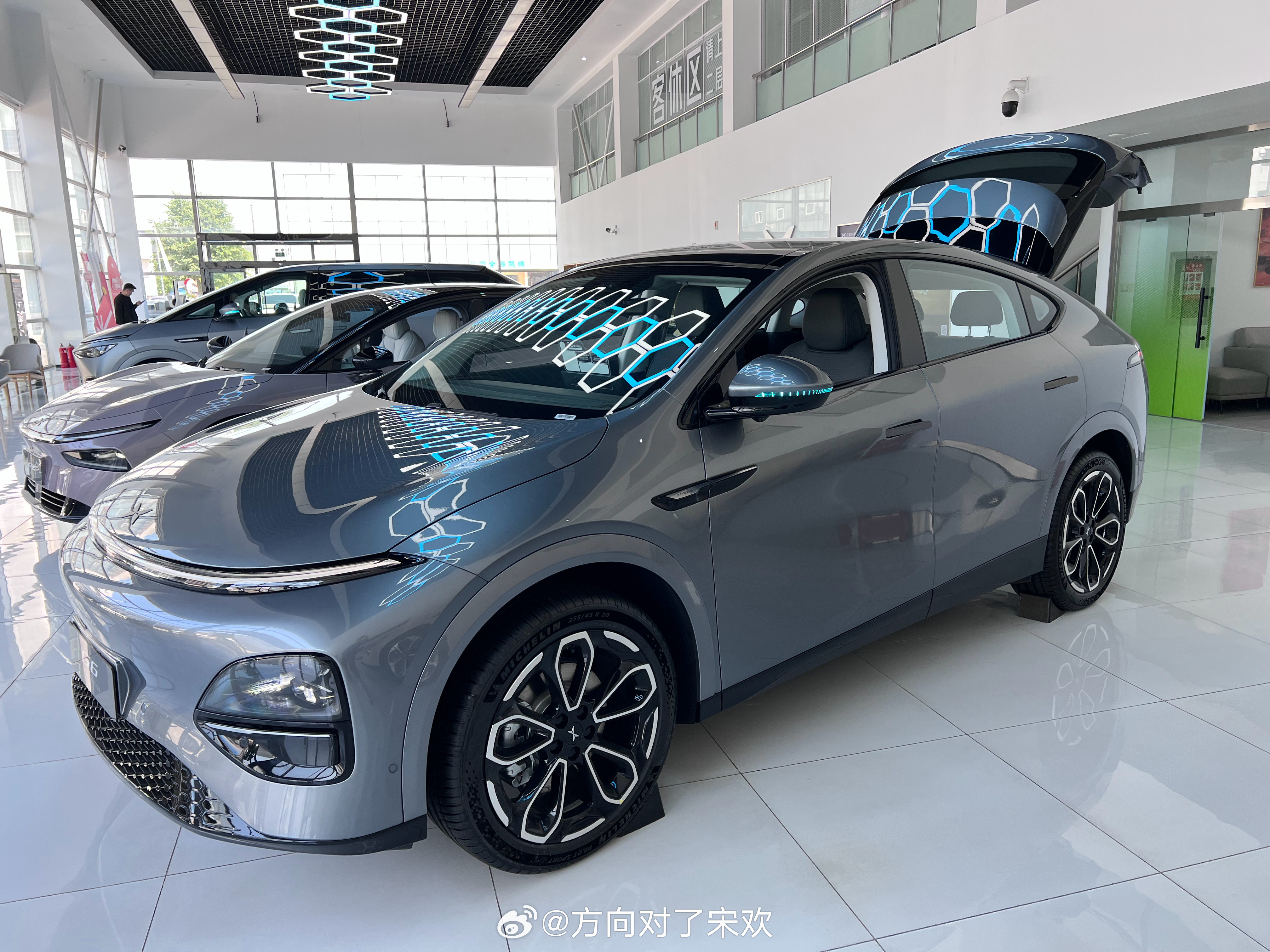 今天又来小鹏店试了一下新款的小鹏G6，确实比我这个老款感觉强了很多。外观基本没