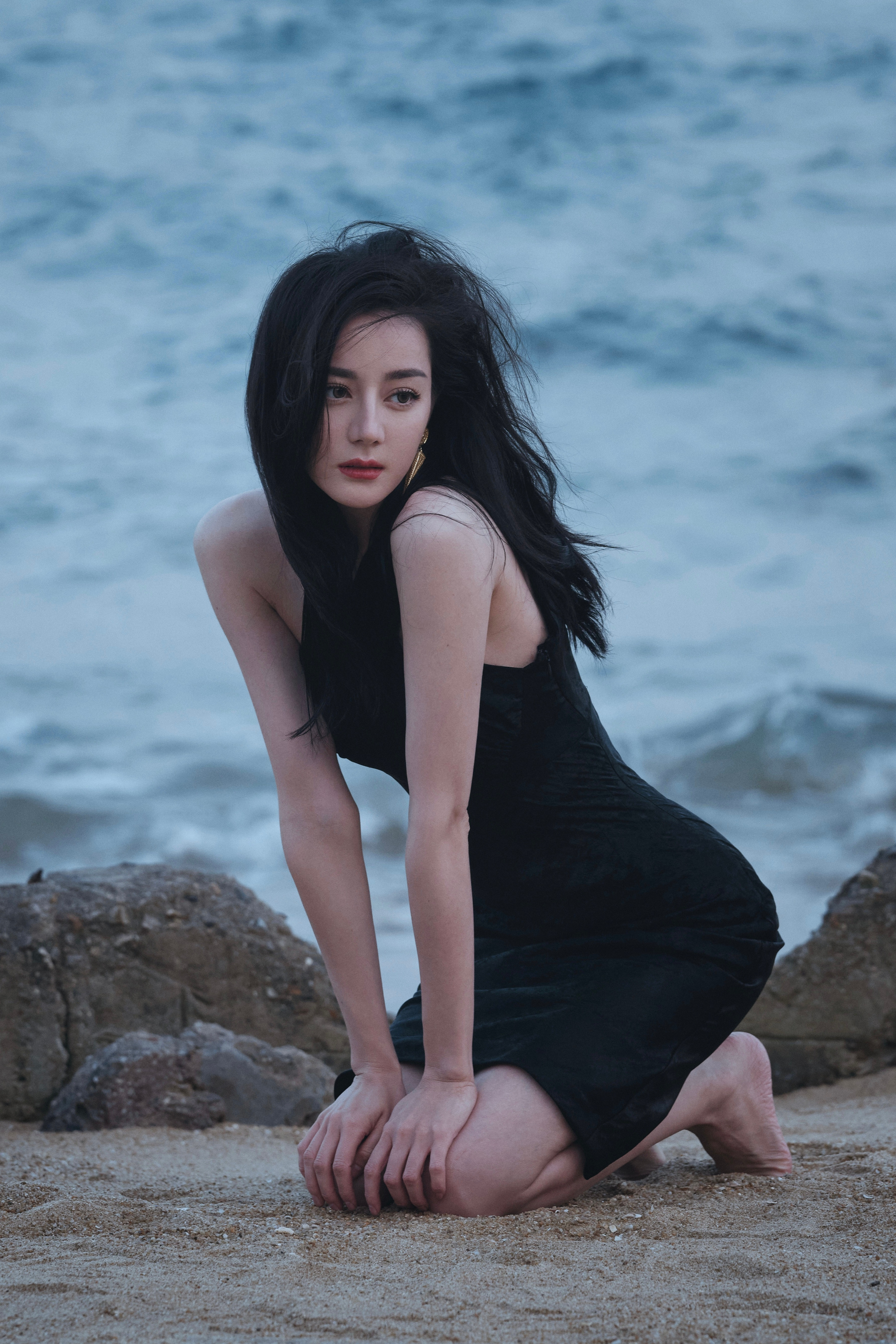 迪丽热巴迪丽热巴出发巴黎时装周迪丽热巴海边拍摄期待美巴的巴黎出图