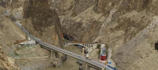 1953年怒江大桥建成时，一个排长纵身跳入江中壮烈牺牲，时至今日，怒江大桥不允许