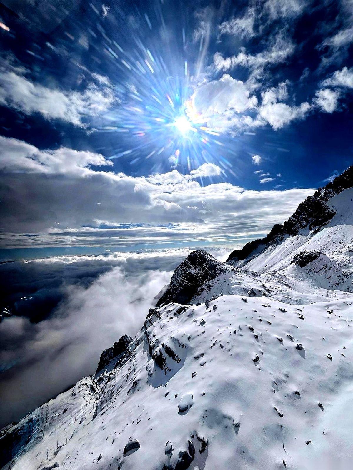 玉龙雪山上，一个64岁的阿姨在我眼前直挺挺倒下去，嘴里冒着白沫，呼吸停了。她女