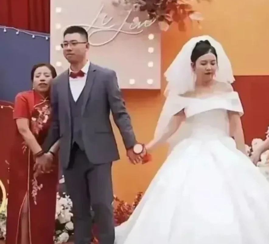 最近一段山西婚礼视频疯传。新郎父亲致辞时，新郎妈妈竟和新郎亲密互动，那场面看得人