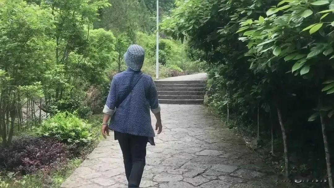 网友吐槽，“大妈们成天背个双肩包或者斜挎包出门，好像挎包就是她们的标配。”不