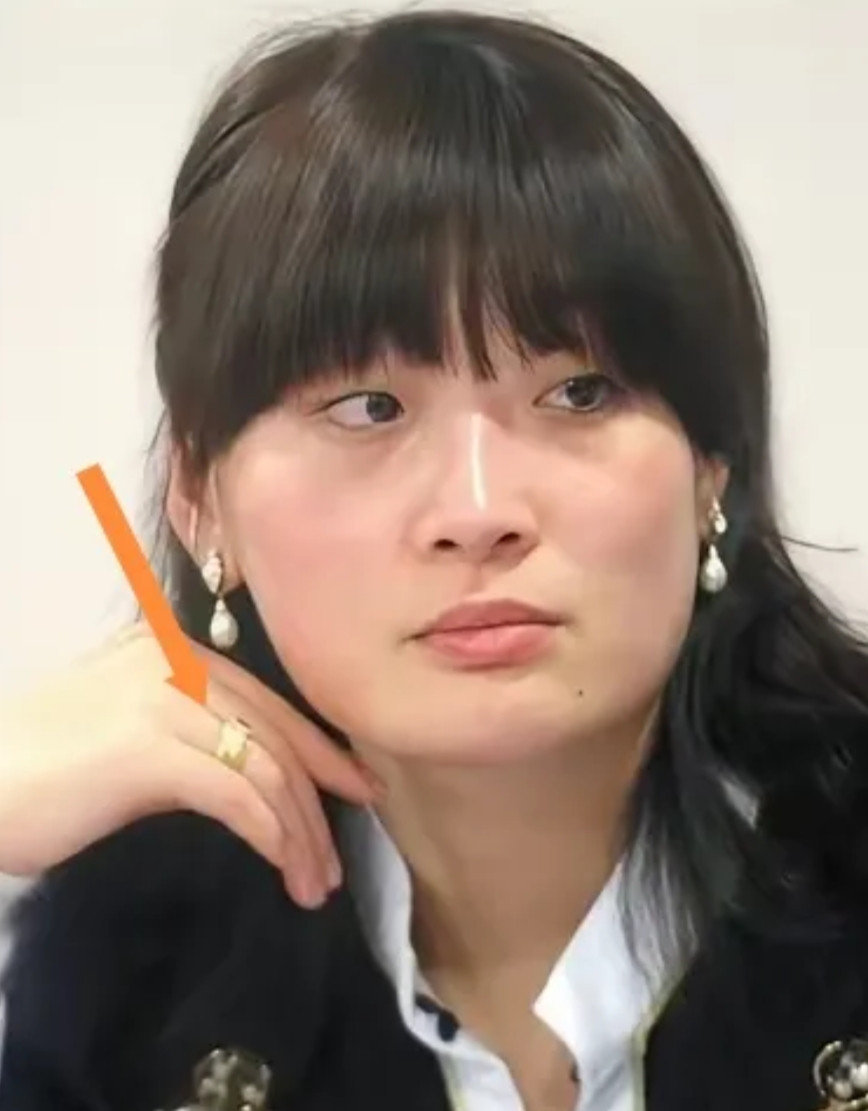 这个世界好怪，泽连斯基明明结婚了，戒指却戴在中指。宗馥莉明明未婚，戒指却戴在无名