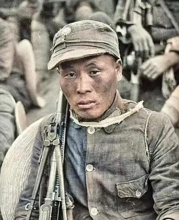这是八路军的战士的真实样貌，远没有那些抗日神剧中那么“光鲜”。1941年，一位