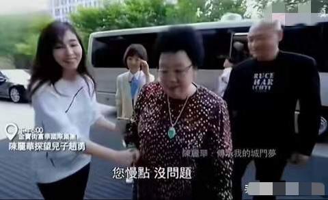 陈丽华的儿媳妇吴静气质出众，温婉大方，五官精致柔和，身姿纤瘦挺拔，整体气质优雅含