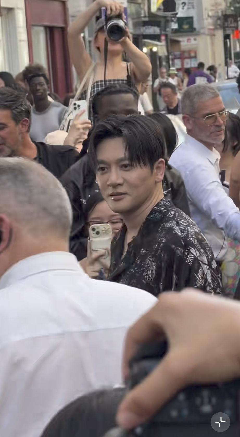 6月26日，苏有朋巴黎时装周被偶遇，路人镜头下他面相变得很刻薄，颈纹有好几层，感