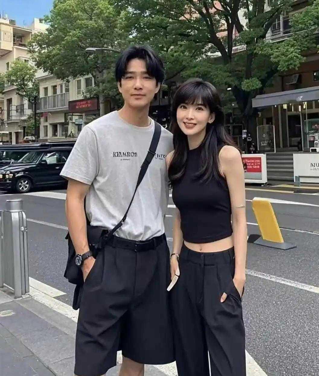 周慧敏已经快50多岁了，但状态依然很好，颜值在线气质也很大方
