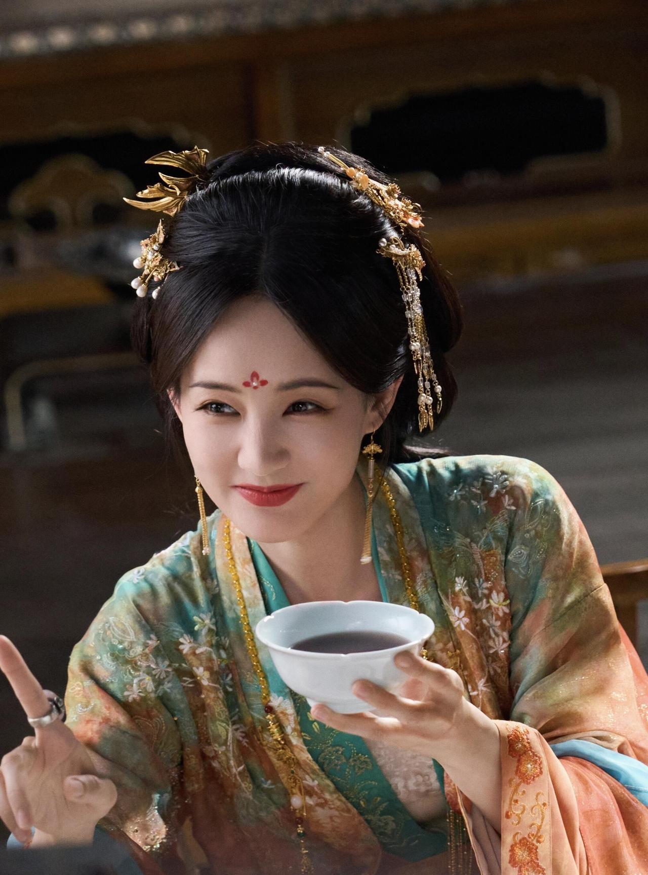 研究半天终于是搞明白了，为什么李一桐演了这么多女主角还不火，不是因为她长得不