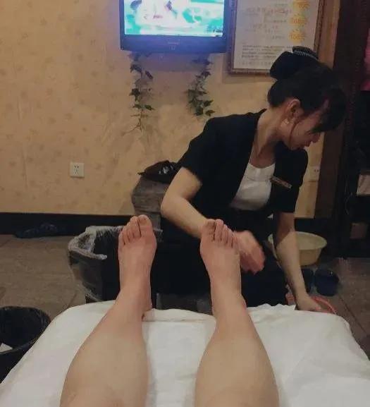 兄弟们，街边的足浴店，千万别去。街边那些灯光暧昧、门帘半掩的足浴店，看着确实