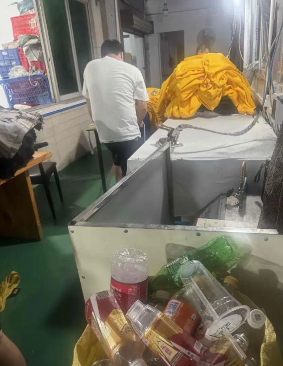 广东东莞，有一名男子在网上诉说，他们厂有一名小伙，今年23岁，在厂里面是做烫工的