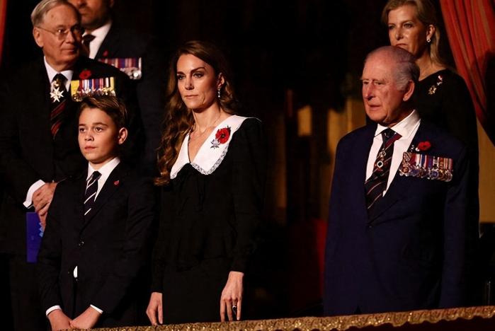 当地时间11月8日，凯特王妃大病后亮相王室音乐会，愣是靠一身蕾丝翻领黑套装惊艳全