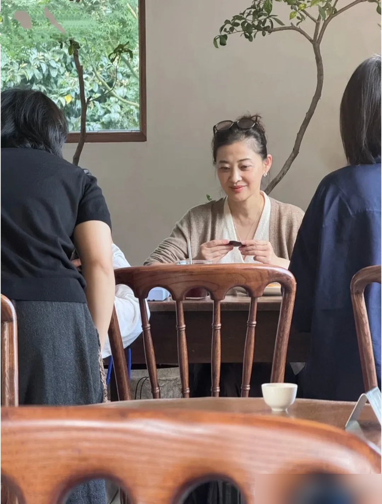 49岁梅婷的生图，把网友整急眼了。眼袋、法令纹、松垮的下颌线，全露出来。有人喊断崖式衰老，有人催她赶