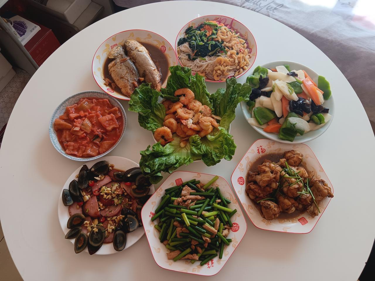 表妹来我家做客忙活了好几个小时终于做出8道菜表妹说都是重口味就没有清淡点