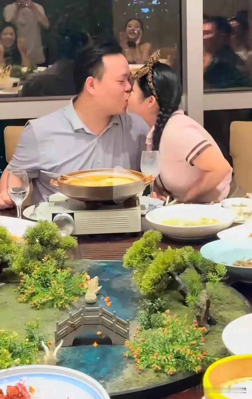 没想到，窗里窗外有那么多看热闹的！人家夫妻俩亲吻，这也能被关注！看来私密的事情还