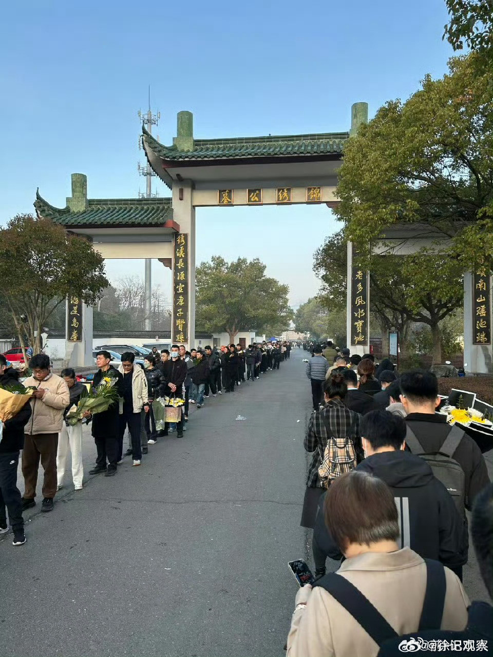 大嘴巴是惹到了不少争议。但是那么多人感谢他愿意去送他也很说明问题。至少他真的帮了