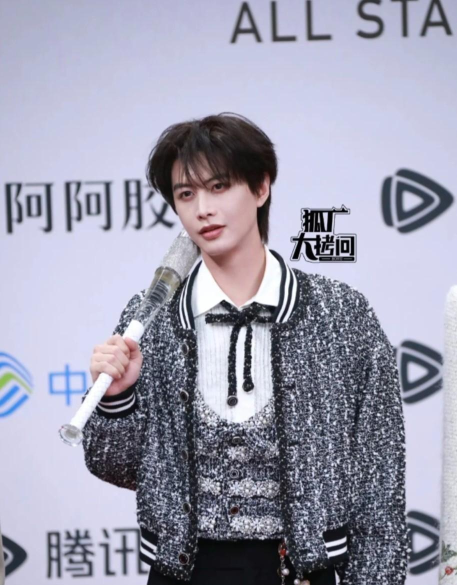 被踢出剧组，才是他爆红的关键？何健麒被于正换角那天，业内都说他完了。结果他转