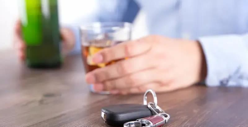 网友震惊了:浙江icon，一男子大晚上的喝醉了酒，出门准备回家时走路都打飘了，脑