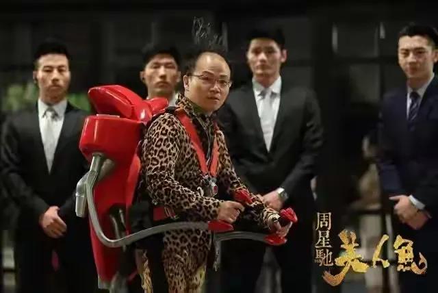 在美人鱼电影中，那个喊着，“喷农药，土鳖！”的郑总被逮捕了。邓超饰演的刘轩问“