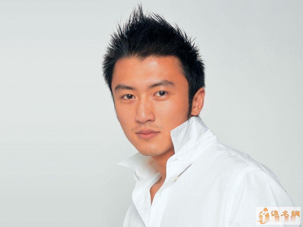 1999年，杨受成带谢霆锋去见风水大师，对方劝诫谢霆锋：“车不利你，最好不要开车！”谢霆锋不以为然，