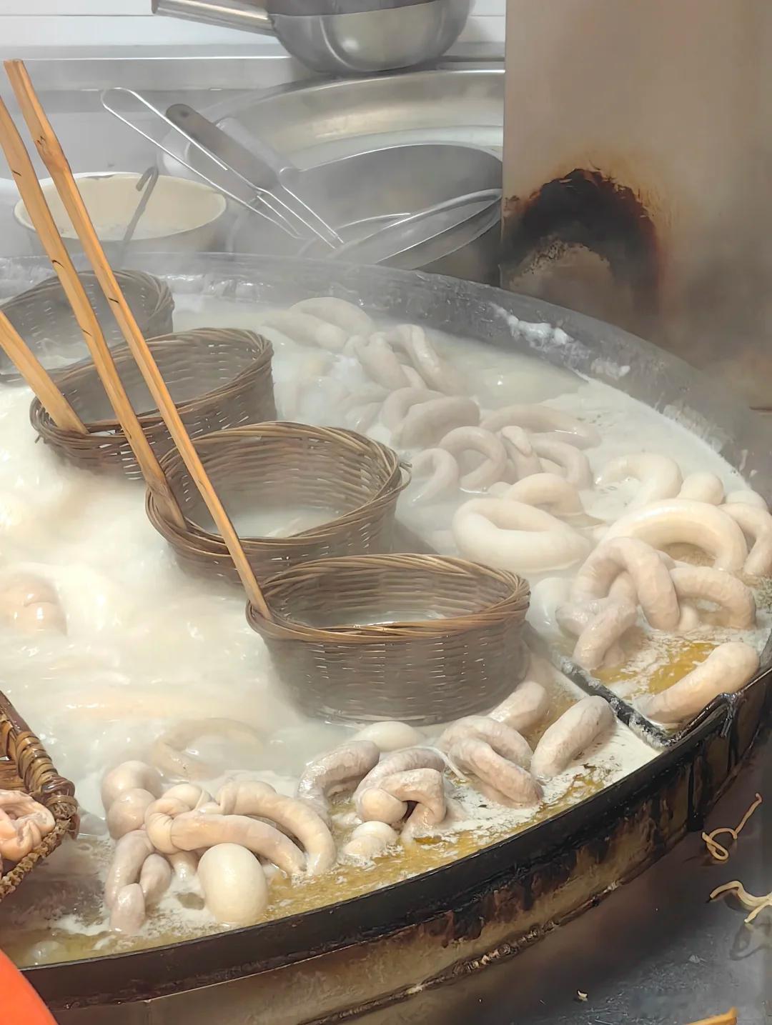 大家平时想奢侈一把的时候会去吃什么？我是肥肠粉加4个节子！四川美食