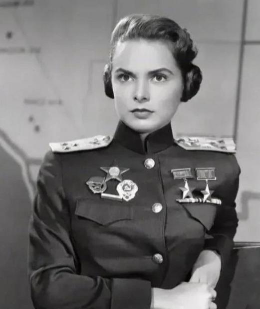 在众多苏联卫国战争英雄中，有一位格外特殊的女性。1955年，33岁的苏联功勋战士