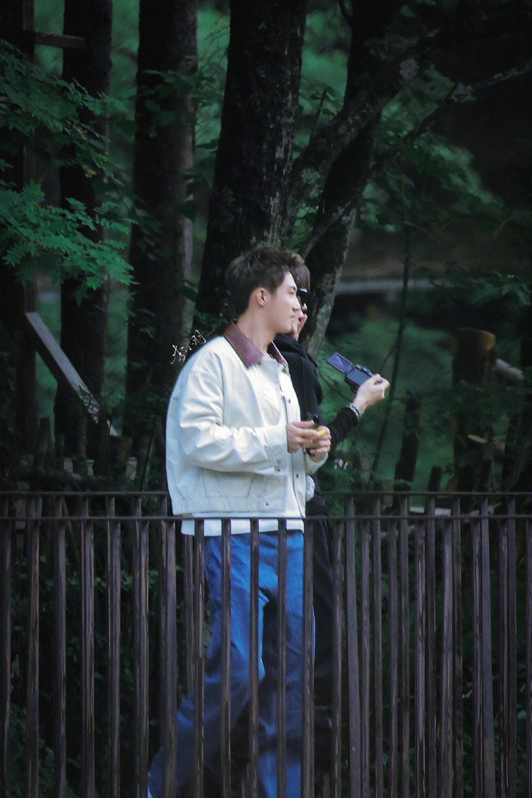 黄景瑜快来认领你挂件黄景瑜的挂件掉了黄景瑜举着手机捕捉山间风光，挥手时挂件意外脱