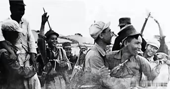 1950年4月，四野名将韩先楚率部强渡琼州海峡，登岛后见到两万多衣衫褴褛的琼崖纵