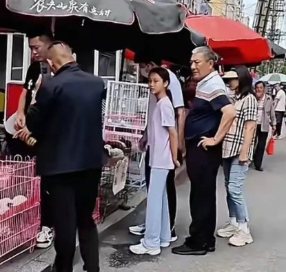 贾乃亮带甜馨回东北看爷爷奶奶，祖孙三人逛菜市场，甜馨身高惊人。