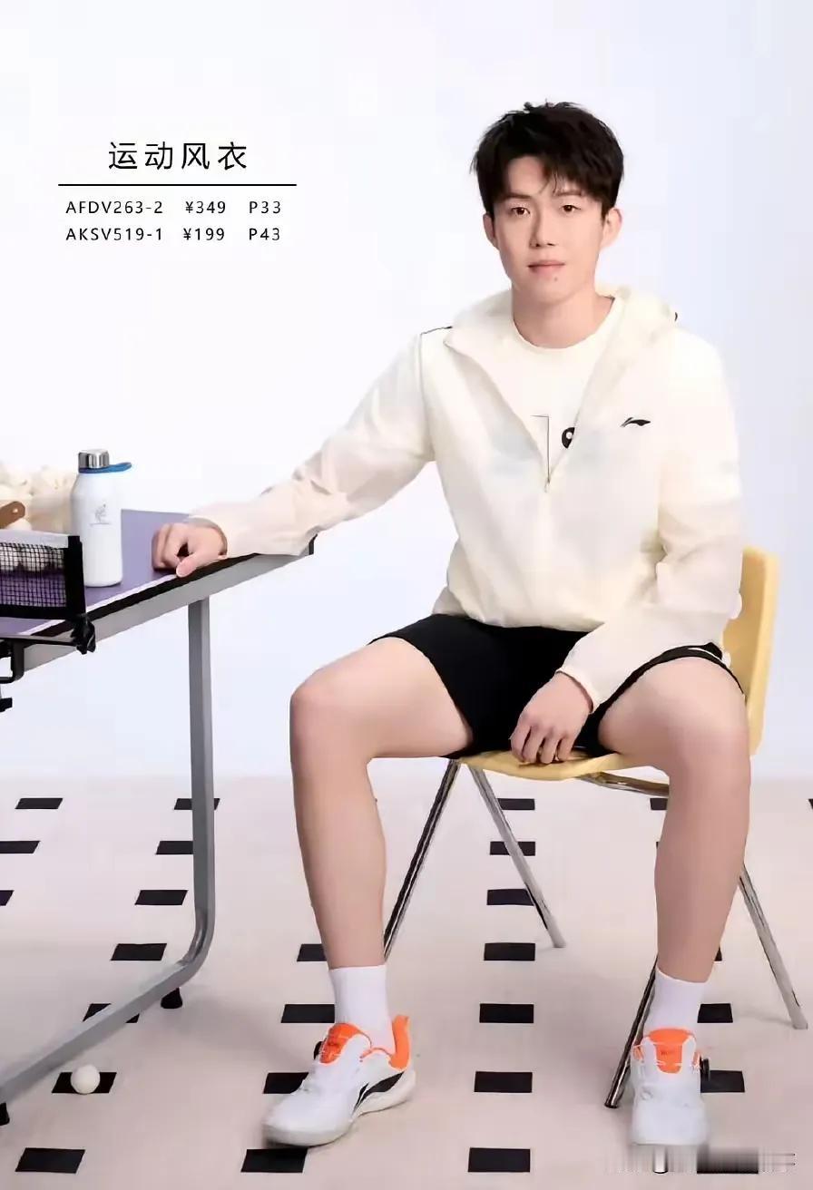 大头在采访中说，“现在我去一个景点，我是那个景。”这短短一言，似一枚银针，直直戳