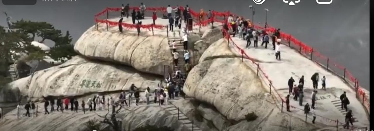 假期文旅市场持续升温，各大景区迎来客流高峰。麦积山石窟、华山等知名景点游人如织，