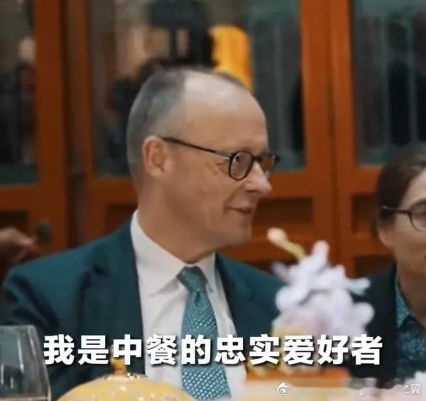 德国总理在杭州吃了西湖醋鱼东坡肉2月26日，德国总理弗里德里希·默茨在访问杭州
