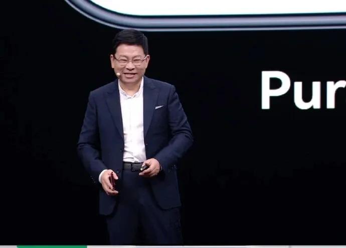 余承东一句话，苹果用户坐不住了。华为发布会上，余承东介绍“阔直板”PuraX